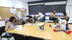 Varios docentes preparando el inicio de curso, el viernes, en la sala de profesores del CEIP Agro do Mu��o de Bertamir�ns, en Ames. Las clases empiezan el mi�rcoles.