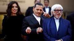 La directora Maiwenn y los actores Johnny Depp y Pierre Richard, posando en la alfombra roja en la presentaci�n del filme �Jeanne du Barry�.