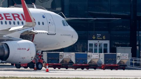 Un avin de Iberia, en el aeropuerto de Alvedro