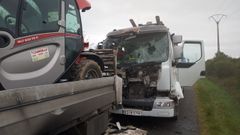 Uno de los dos camiones implicados transportaba un vehículo agrícola