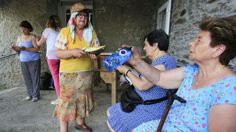 Un grupo de vecinas desalojadas de Froxn esperan en el pueblo de Xestoso a que los realojasen a la espera de poder volver a su pueblo. La fotografa es del pasado domingo