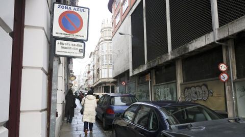 Una de las m&uacute;ltiples se&ntilde;ales de zona azul existentes en el centro de Ferrol, pese a que no est&aacute; en vigor desde hace m&aacute;s de quince a&ntilde;os.