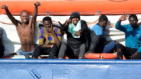 Migrantes saludan desde el Sea Watch 3, en la costa de Siracusa