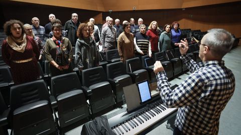 Ensayo de la Coral Lugh, que actuar en las fiestas de Navia de Suarna