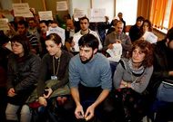 <span lang= es-es >Protesta en el pleno</span>. La decisi�n municipal de rescindir el contrato con la empresa auxiliar del IMD dej� en la calle a una docena de trabajadores que fueron a protestar al pleno.