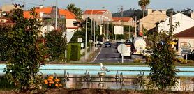 La fuente recibe a los conductores procedentes de la V�a do Saln�s y a los que entran y salen al centro por la avenida de Vilari�o.