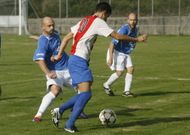 Marz�n, a la izquierda, pugna por el bal�n en un partido del Atl�tico Escair�n. 