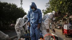 Trabajadores desinfectando una zona residencial de Pek�n tras el �ltimo brote