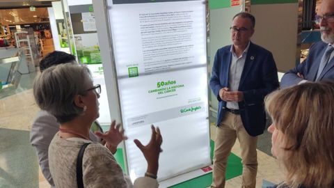 El consejero de Salud, Pablo Fernndez Muiz, visita una exposicin de la AECC en Oviedo