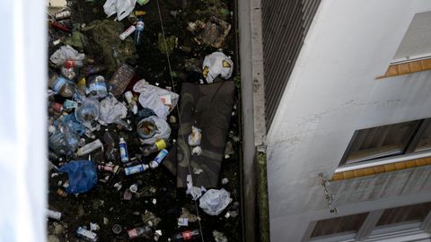 Vecinos del inmueble de al lado denuncian suciedad en su patio interior 