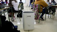 Aparato purificador de aire en un aula del CEP Xos� Neira Vilas de Peitieiros