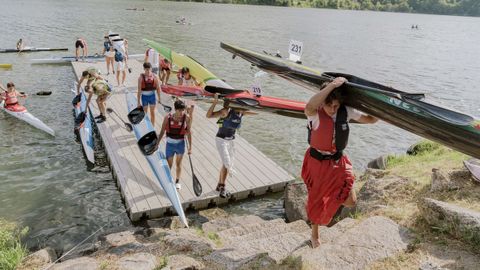 Los palistas fueron jaleados por sus aficiones tras abandonar el agua