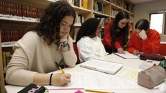 Varias alumnas estudiando este viernes en la biblioteca municipal de Viveiro.