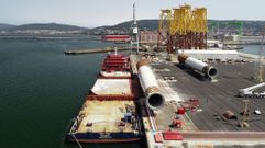 Carga de monopilotes en el astillero de Navantia Fene