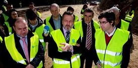 El conselleiro dej� ayer el despacho para pisar la carretera de Rois y comprobar la marcha de las obras