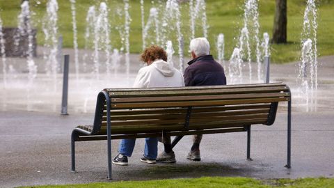 Una pareja sentada en un banco en A Coru�a