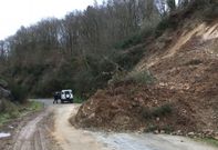 <span lang= es-es >Derrumbes que casi cortan la carretera</span>. Los derrumbes de tierra y rocas son bastante habituales en esta infraestructura. El de mayor tama�o es justo a la entrada desde la zona de Loio y que impide pasar a veh�culos pesados, a pesar de que alg�n vecino ya apart� alguna tierra. 