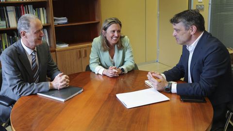 El nuevo viceconsejero de Industria del Principado, Juan Carlos Campo (d), se reune este lunes en Oviedo con la presidenta de la Federaci�n Asturiana de Empresarios (FADE), Mar�a Calvo