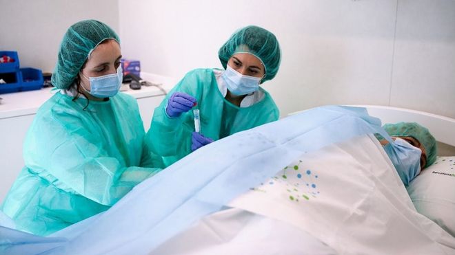 Extracci�n del l�quido cefalorraqu�deo a un paciente mediante una punci�n lumbar