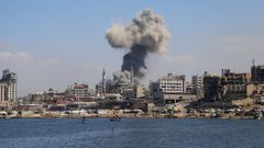 Columna de humo tras el impacto de un proyectil en Gaza