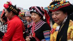 Delegadas con atuendos tradicionales, este mi�rcoles en Pek�n.