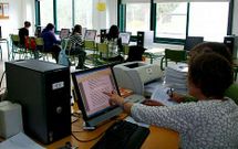 Imagen de archivo de dos profesores dando clase en el aula de inform�tica del IES de Tomi�o.