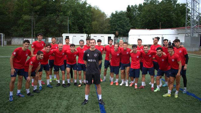 Juan Carballo, entrenador de la UD Ourense, rodeado por los jugadores de la plantilla