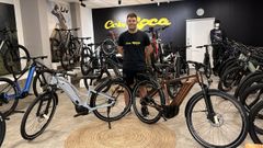 Pablo Roca, con bicicletas el�ctricas en su establecimiento. 