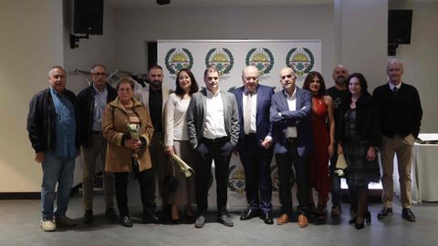 La junta directiva del Colegio de Veterinarios con los homenajeados por 25 a�os de profesi�n y con los jubilados antes de comenzar la cena de confraternidad