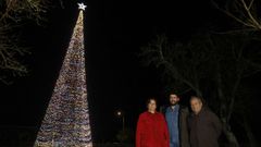 Una familia de Begonte instala un árbol de Navidad de 12 metros en su finca