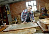 En su taller de Arz�a Juan L�pez restaura piezas antiguas pero tambi�n crea muebles modernos. 