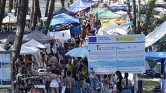 La Gran Va. As han bautizado en Ortigueira la pasarela de madera que va del pinar de Morouzos a la playa, con un desfile incesante de festivaleros, rodeada de puestos de venta de casi todo. Hay unos 70, de ropa, bisutera de materiales diversos, comida vegana, churrasco, chuches, panqueques, chupitos de ron o cerveza.