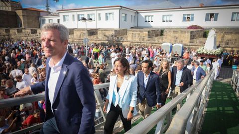 El presidente de la Xunta, la conselleira do Mar y el alcalde de Ferrol durante el embarque