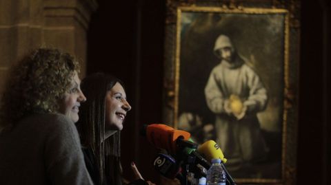 Dolores Redondo particip ayer en una rueda de prensa en la pinacoteca del colegio de la Compaa. En la foto, la escritora (a la derecha) junto a Alba Fit, de Ediciones Destino