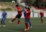 El capit�n de la SD Chantada, Kadete, despeja el bal�n con la cabeza en O Sango�edo. 