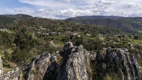 La aldea de Paradela vista desde el mirador de Penas de Matacs