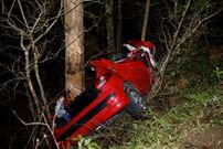 El coche qued aplastado tras el choque contra un eucalipto.