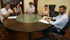 <span lang= es-es >Reuni�n PSOE-BNG</span>. El encuentro entre socialistas y nacionalistas, previo al pleno organizativo, se celebr� ayer en la alcald�a. Las propuestas, afirma Ravella, a�n no son definitivas. 