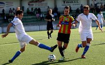 El larach�s Dani Bea entre los rivales vigueses Diego Diz y Sergio Cotilla. 