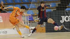 El burelista Izan dispara a puerta ante el levantinista Juli�n, en el �ltimo encuentro disputado por el Reyco Burela FS