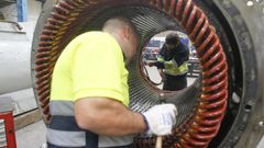 Trabajadores en Electrorayma, en el pol�gono de R�o do Pozo