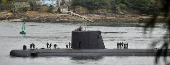 El submarino con parte de la dotaci�n en la superficie, durante la entrada a Ferrol ayer por la ma�ana. 