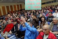 Los j�venes ecologistas corearon consignas contra la venta de los montes de Cabral.