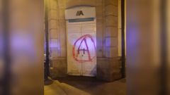 Una de las pintadas encontradas en Lugo, en este caso en una sede bancaria. 