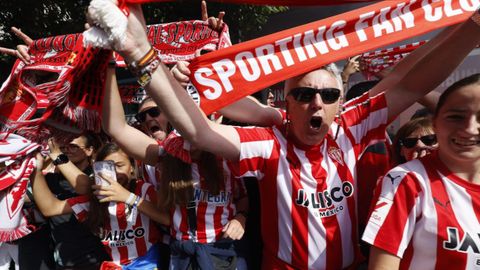 La aficin gijonesa recibe al Sporting en el Molinn antes del partido contra el Real Oviedo