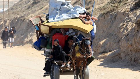 Una familia abandona la ciudad de Gaza hacia el sur tras la orden de evacuacin israel.