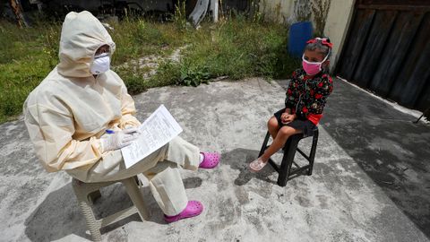 Un médico de Ecuador registra la información de una niña en las labores de prevención de la epidemia