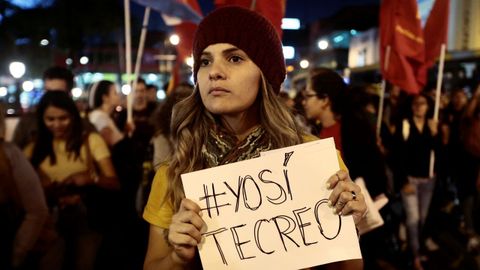 Grupos de manifestantes expresan su apoyo en las calles de San Jos�, capital de Costa Rica, a las mujeres que se atrevieron a denunciar al expresidente del pa�s