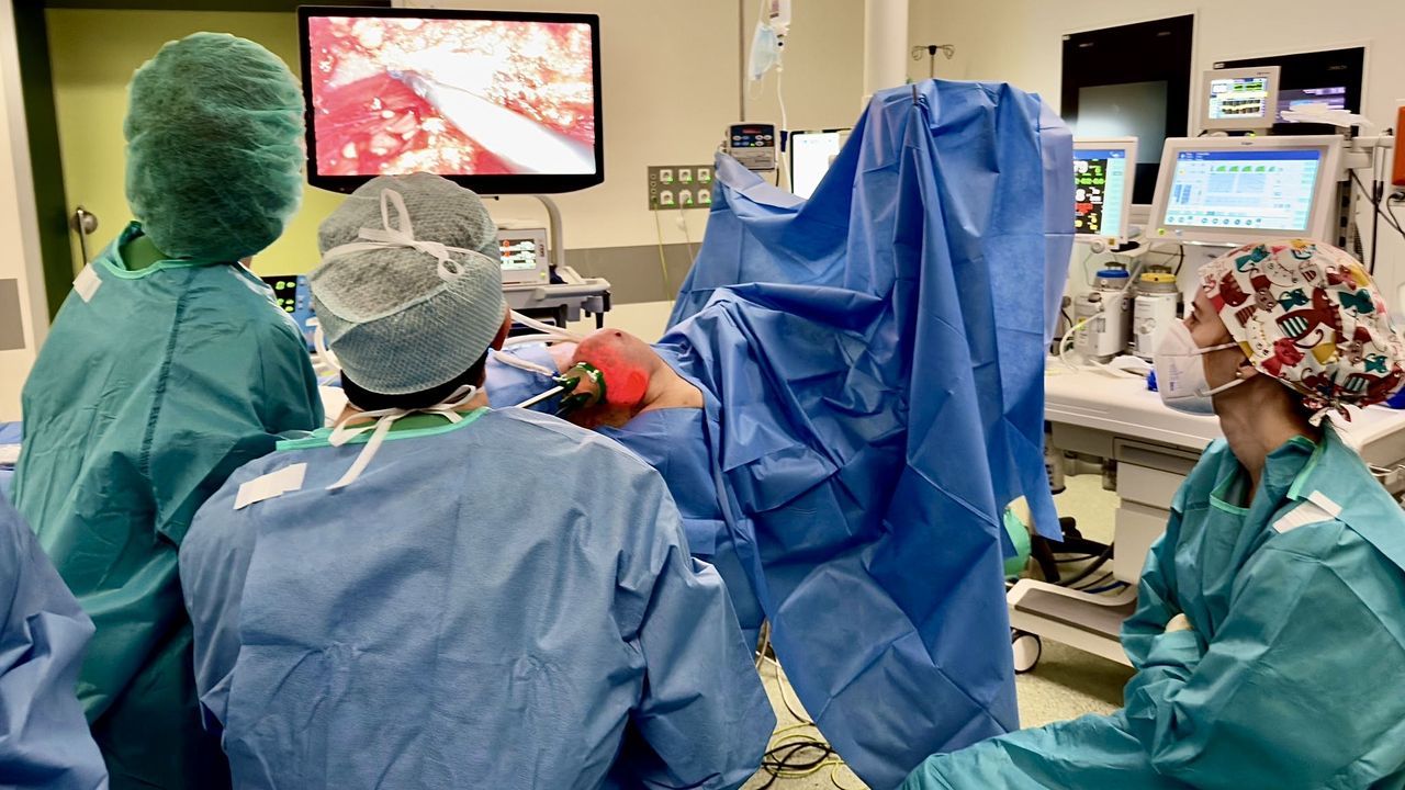 O Salnés abre camino a hacer mastectomías avanzadas en la red de hospitales comarcales del Sergas