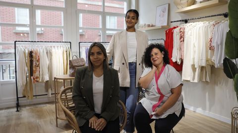El equipo de Almeida, en su espacio de tienda en O Carballiño